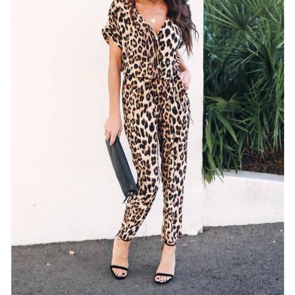 ✨HP✨Leopard print jumpsuit - Picture 2 of 5